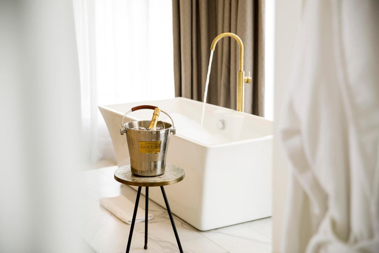 Lanelay Hall Hotel & Spa Hensol Zewnętrze zdjęcie A freestanding bathtub