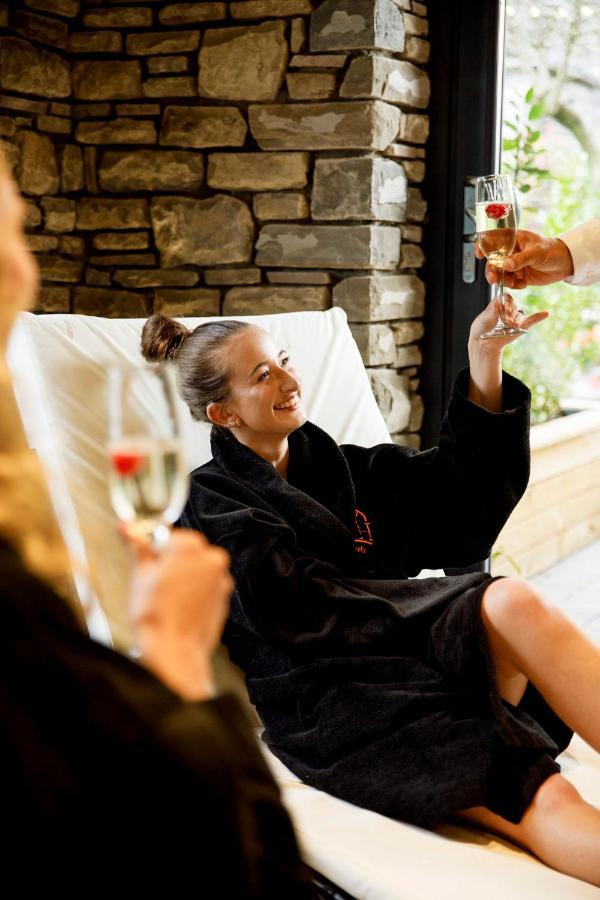 Lanelay Hall Hotel & Spa Hensol Zewnętrze zdjęcie A woman in a spa