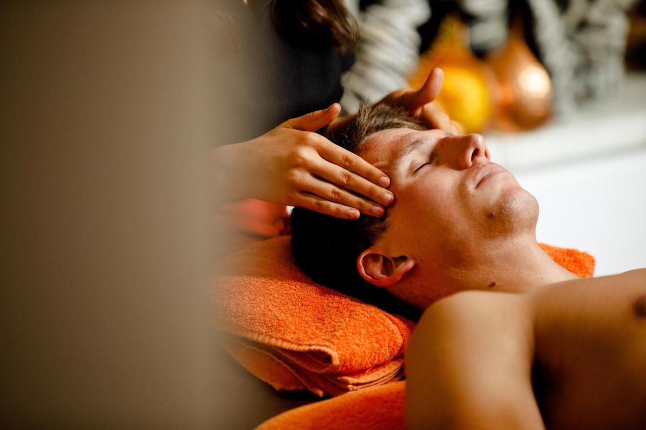 Lanelay Hall Hotel & Spa Hensol Zewnętrze zdjęcie A man receiving a head massage