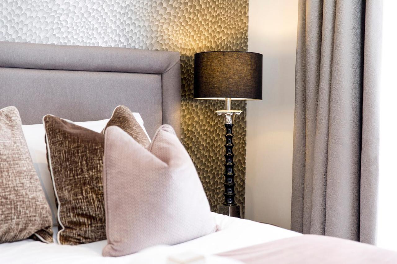 Lanelay Hall Hotel & Spa Hensol Zewnętrze zdjęcie A bedroom at The Ivy Collection