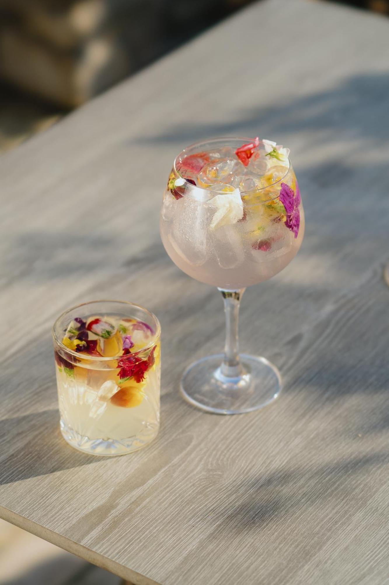 Lanelay Hall Hotel & Spa Hensol Zewnętrze zdjęcie A gin and tonic with edible flowers