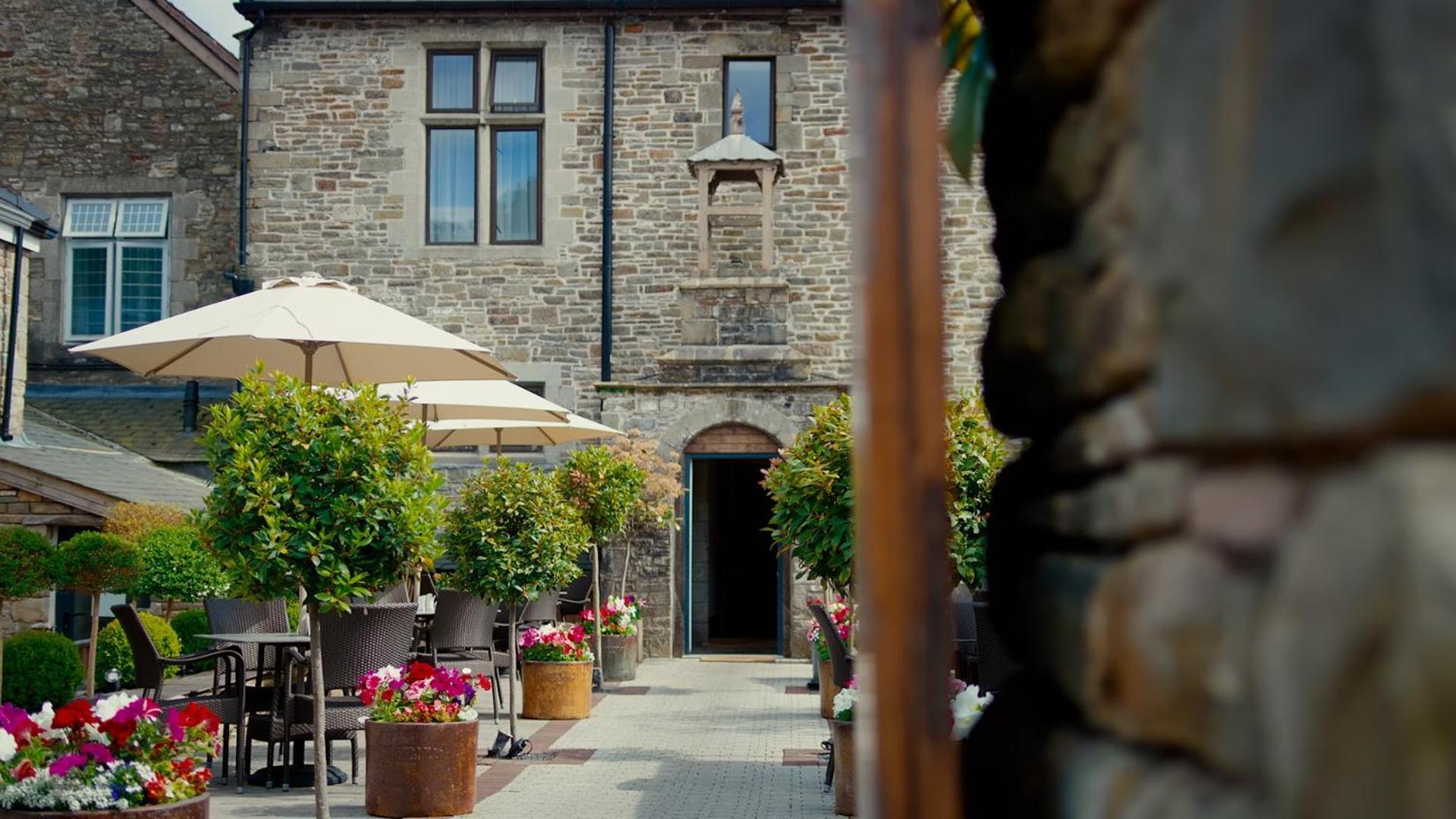 Lanelay Hall Hotel & Spa Hensol Zewnętrze zdjęcie The courtyard at The Old Bank Hotel